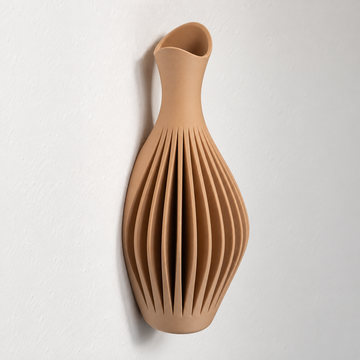 Rilia, vaso da parete color marrone chiaro con corpo a coste e collo liscio.