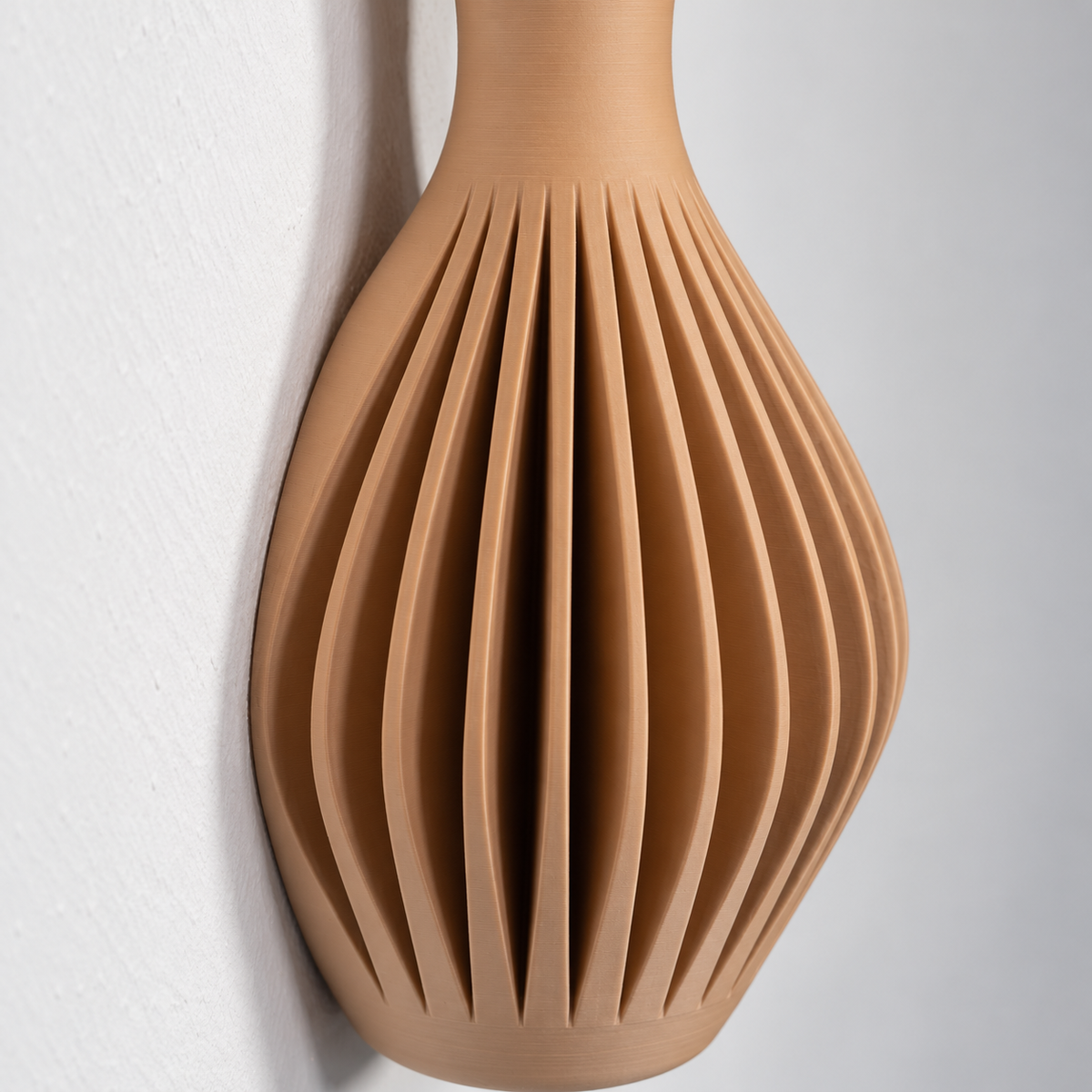 Dettaglio delle coste profonde e della finitura opaca del vaso da parete Rilia.